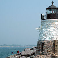 Ein Leuchtturm an der Küste Newports, Rhode Island.